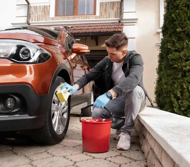 Lavage auto à domicile Saint-Pardoux-l'Ortigier : professionnel intervenant sur un véhicule